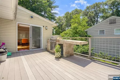 Exterior - 318 Briarcliff Ln, Paramus, NJ 07652 photo 5 of 7