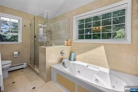 Bath - 318 Briarcliff Ln, Paramus, NJ 07652 photo 5 of 6