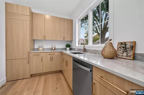 Kitchen - 85 Oliver Rd, Paramus, NJ 07652 photo 3 of 3