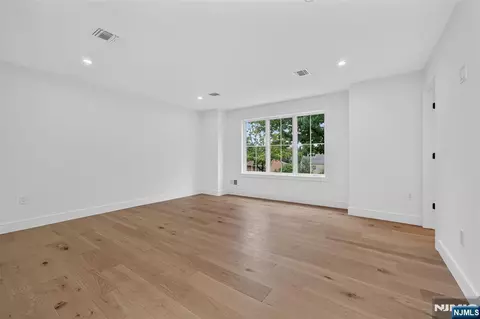 Bedroom - 85 Oliver Rd, Paramus, NJ 07652 photo 5 of 8