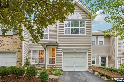 438 Santiago Ct, Mahwah, NJ 07430