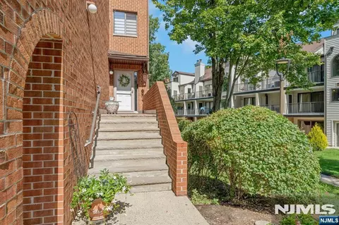 2 Eliot Ct, Teaneck, NJ 07666