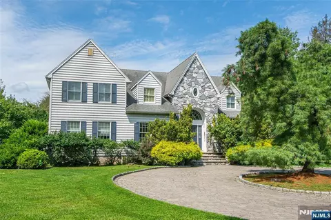 2 Blueberry Ct, Mahwah, NJ 07430