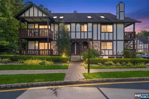 2902 Mark Twain Way, Mahwah, NJ 07430