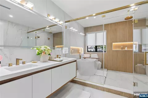 Bath - 151 Stuart St, Paramus, NJ 07652 photo 2 of 8