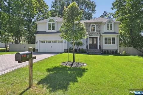 8 Ranch Ln, Closter, NJ 07624