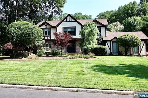 9 Watch Hill Rd, Mahwah, NJ 07430