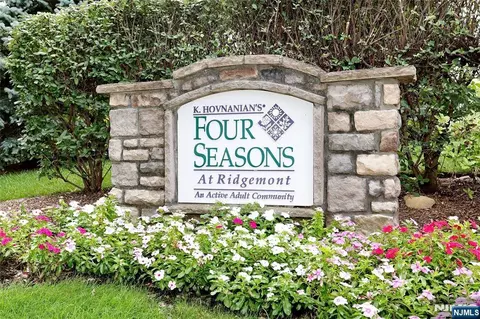 410 Four Seasons Ln, Montvale, NJ 07645