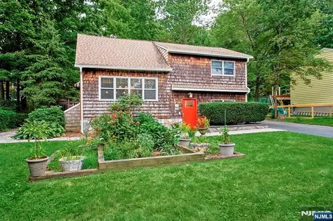 9 Melrose Ave, Hewitt, NJ 07421