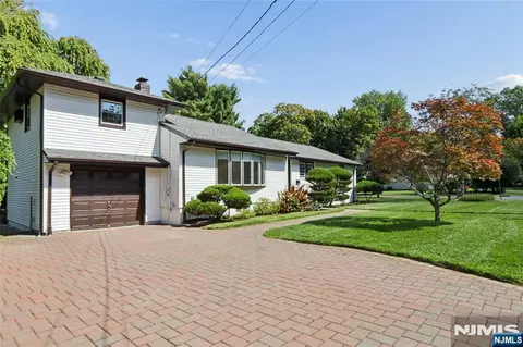 4 Marconi St, Tenafly, NJ 07670