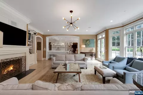 Living - 29 Mcgrath Dr, Cresskill, NJ 07626 photo 3 of 4
