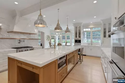 Kitchen - 29 Mcgrath Dr, Cresskill, NJ 07626 photo 2 of 4