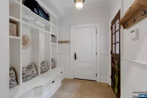 Entry Way - 29 Mcgrath Dr, Cresskill, NJ 07626 photo 3 of 4