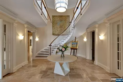 Entry Way - 29 Mcgrath Dr, Cresskill, NJ 07626 photo 2 of 4