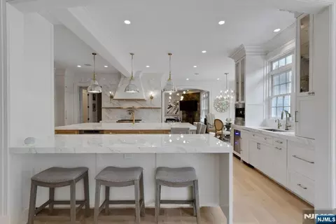 Kitchen - 29 Mcgrath Dr, Cresskill, NJ 07626 photo 3 of 4
