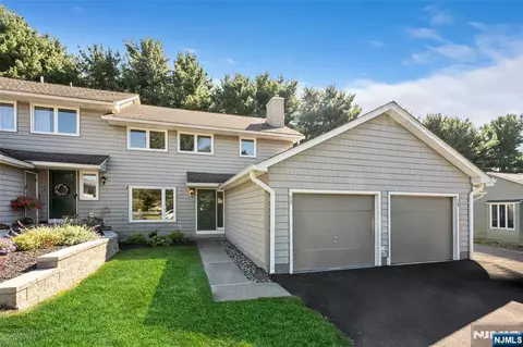 77 Sunset Ct, Mahwah, NJ 07430