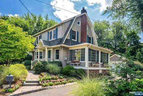77 Lake Ave, Midland Park, NJ 07432