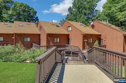 4 Davos Dr #9, Vernon, NJ 07462