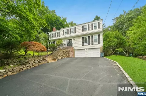 15 Mount Vernon Ct, Livingston, NJ 07039