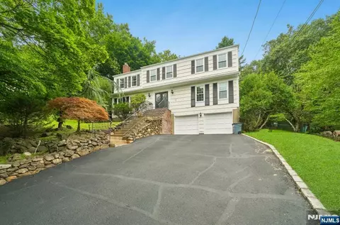 15 Mount Vernon Ct, Livingston, NJ 07039