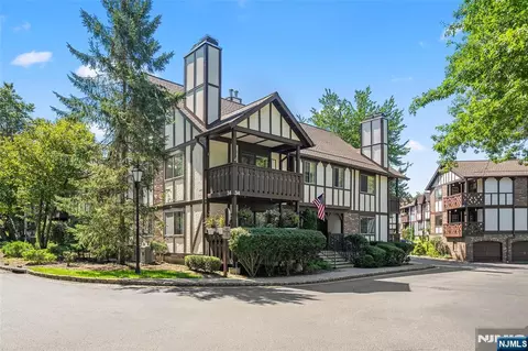 3402 Whittier Ct, Mahwah, NJ 07430