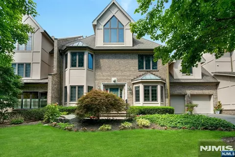 205 Bearwoods Rd, Park Ridge, NJ 07656