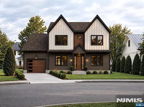 193 Oak Ln, New Milford, NJ 07646