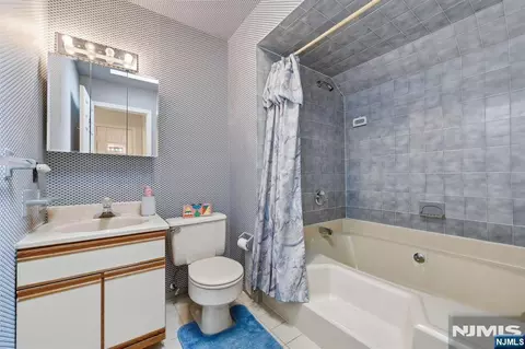 Bath - 10 Matthew Rd, Wayne, NJ 07470 photo 3 of 6