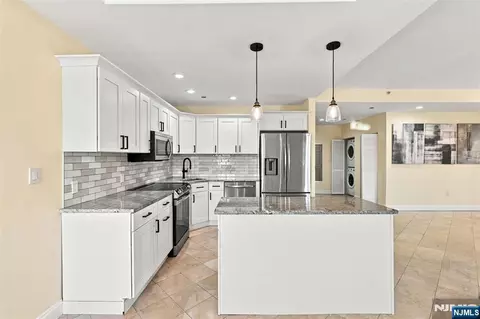 399 11th St #206, Palisades Park, NJ 07650