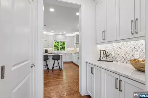 Entry Way - 10 Massola Dr, Wayne, NJ 07470 photo 3 of 6