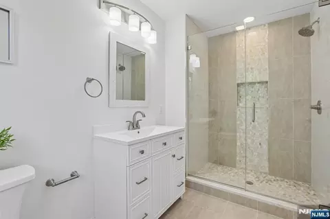Bath - 10 Massola Dr, Wayne, NJ 07470 photo 3 of 6