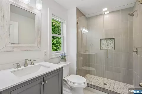 Bath - 10 Massola Dr, Wayne, NJ 07470 photo 5 of 6