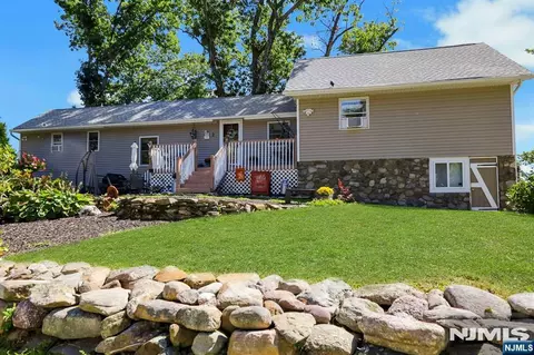 2 Kushaqua Trl, Hewitt, NJ 07421