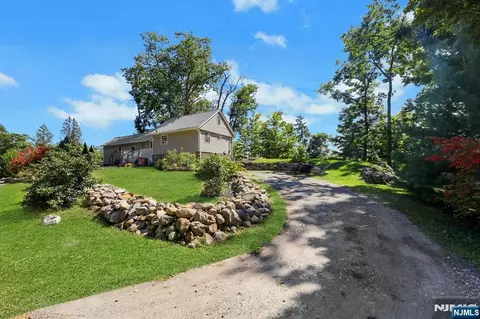 2 Kushaqua Trl, Hewitt, NJ 07421