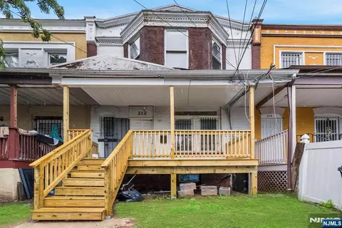212 11th St, Newark, NJ 07107