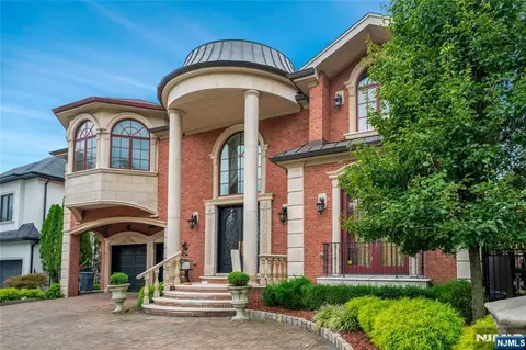 2 Euclid Rd, Fort Lee, NJ 07024