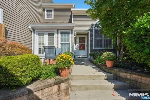 189 Grandview Ln, Mahwah, NJ 07430