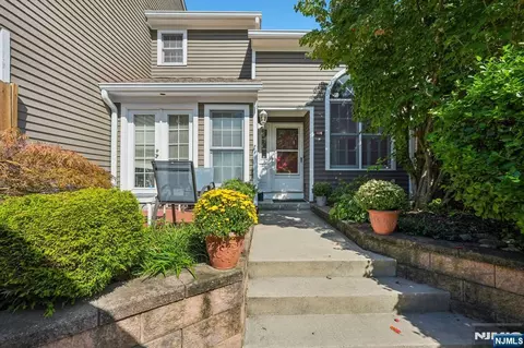 189 Grandview Ln, Mahwah, NJ 07430