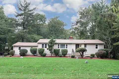 331 Forest Glen Ave, Franklin Lakes, NJ 07417