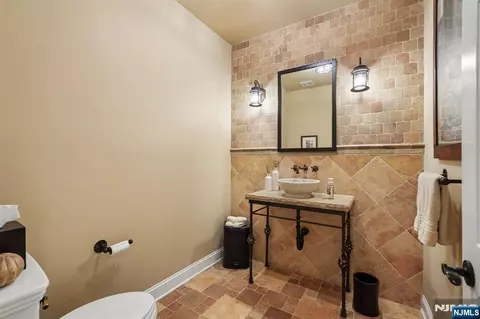 Bath - 16 Apple Ln, Wayne, NJ 07470 photo 2 of 6