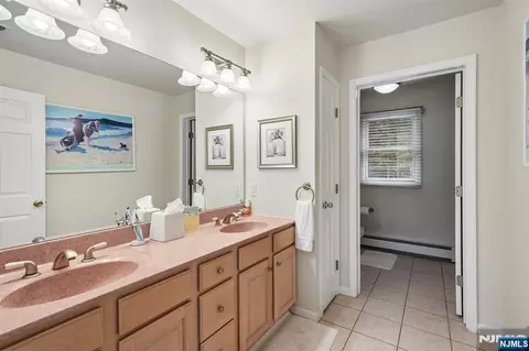Bath - 16 Apple Ln, Wayne, NJ 07470 photo 5 of 6