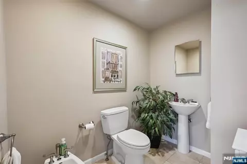 Bath - 16 Apple Ln, Wayne, NJ 07470 photo 3 of 6