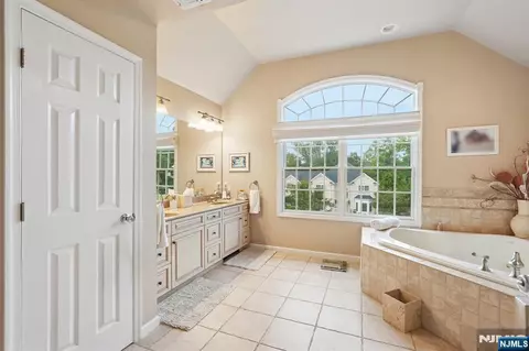 Bath - 16 Apple Ln, Wayne, NJ 07470 photo 4 of 6