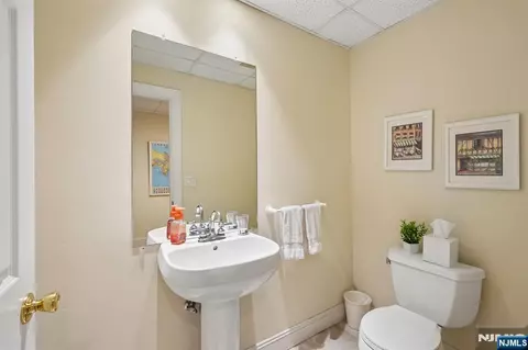 Bath - 16 Apple Ln, Wayne, NJ 07470 photo 6 of 6