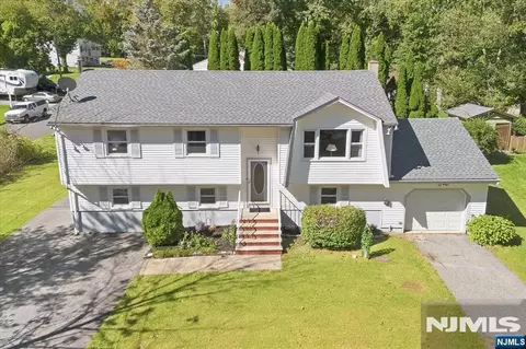 7 Paradise Trl, Stockholm, NJ 07460