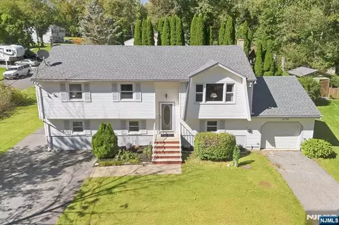 7 Paradise Trl, Stockholm, NJ 07460