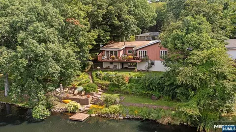 158 Kitchell Lake Dr, West Milford, NJ 07480