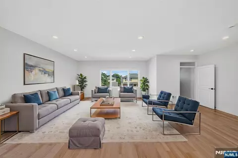 85-87 Echo Pl, Elmwood Park, NJ 07407