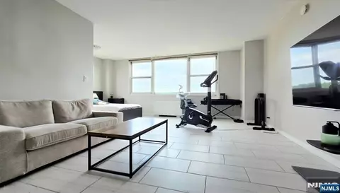 201 Bridge Plz #9G, Fort Lee, NJ 07024