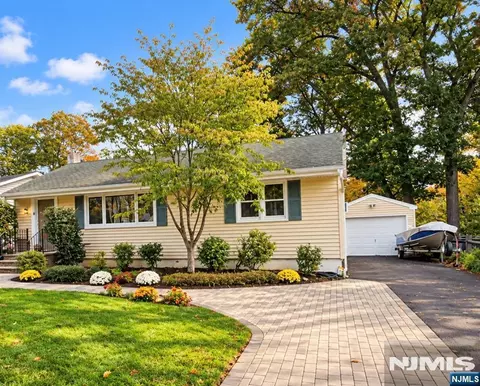 98 Roosevelt Blvd, Oakland, NJ 07436